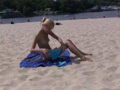 Это ее первое эротическое видео на пляже